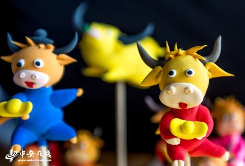 安徽肥东乡村捏面人牛年塑牛组图