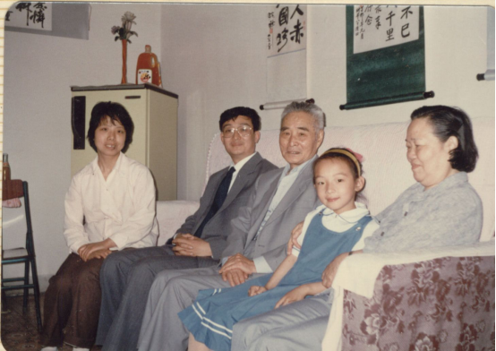 下面向大家展示一张35年前,黄维先生到我家来做客的一张照片,右一边是