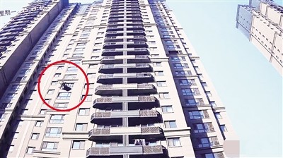 西安男子将椅子从21楼扔下刑拘