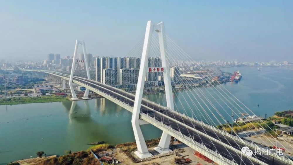 夜空中揭阳大桥更是璀璨夺目请留意揭阳广播电视台后续报道-end-摄影