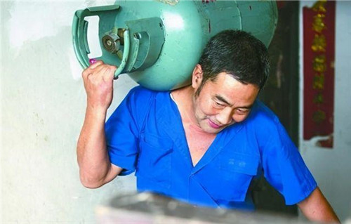 养父扛24年煤气罐养出女博士生父拿50万补偿认亲被拒我很幸福