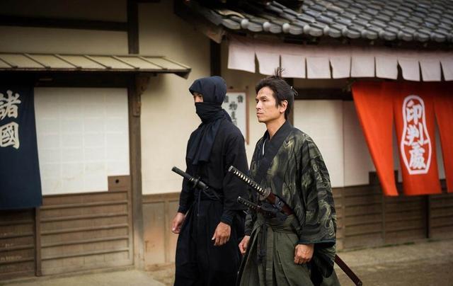 忍者们要接受忍术的训练,主要从事间谍活动,在古代日本忍者像日本武士