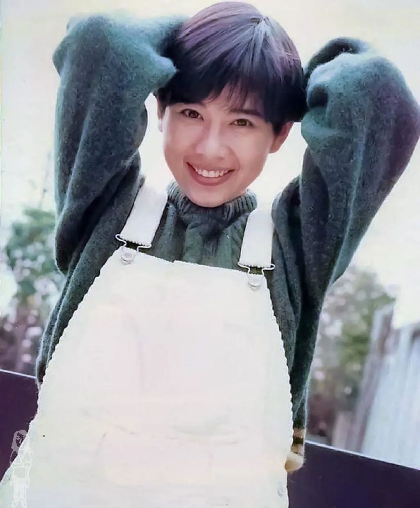 陈松伶年轻时如此可爱,白色背带裤搭慵懒针织衫,蘑菇头更显俏皮_腾讯