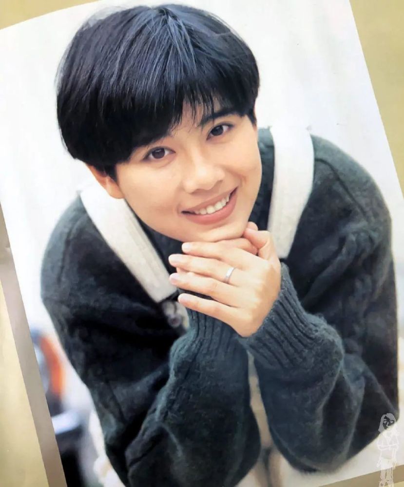 陈松伶年轻时如此可爱,白色背带裤搭慵懒针织衫,蘑菇头更显俏皮_腾讯