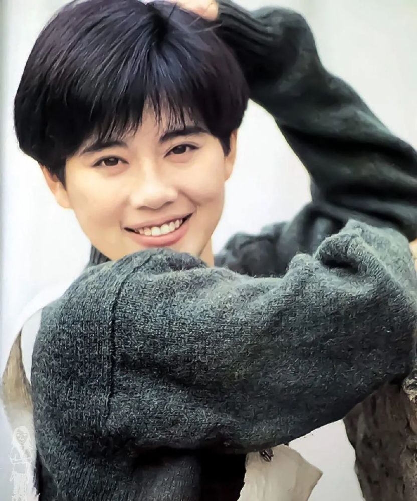 陈松伶年轻时如此可爱,白色背带裤搭慵懒针织衫,蘑菇头更显俏皮_腾讯