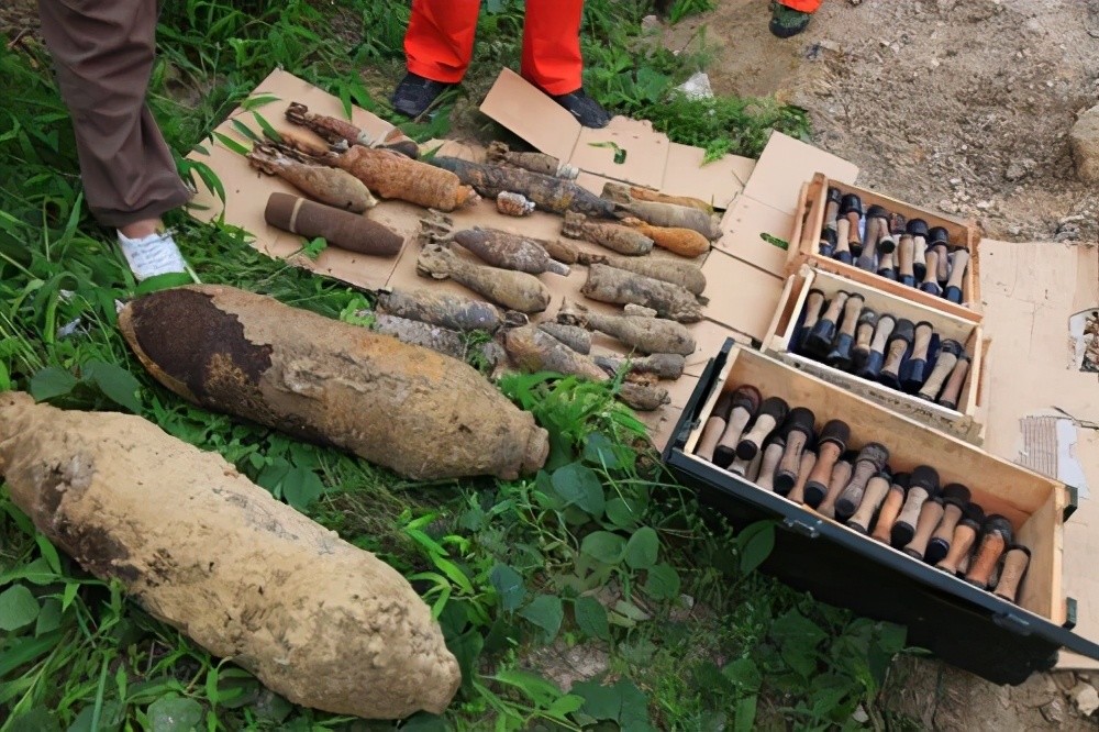 60年前侵华老兵来中国赎罪,挖出埋在地下的80多枚毒气弹!_腾讯新闻