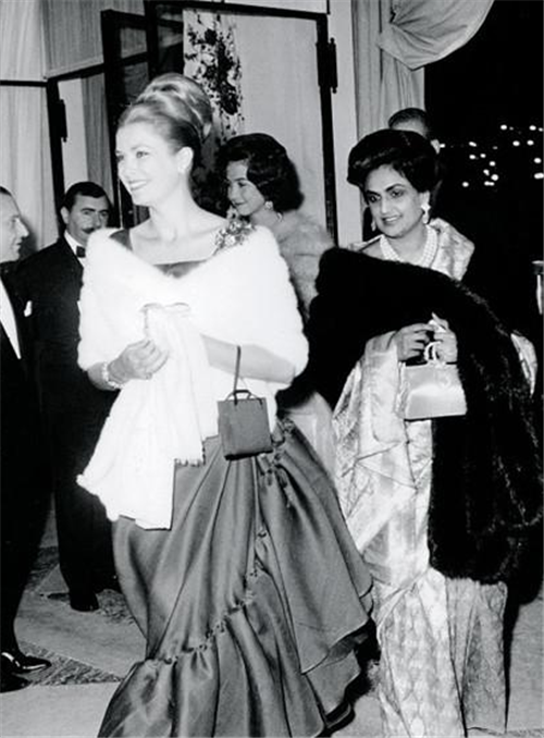 那位带8个孩子嫁进皇室的印度王妃,后来怎样了?过于奢侈被离婚