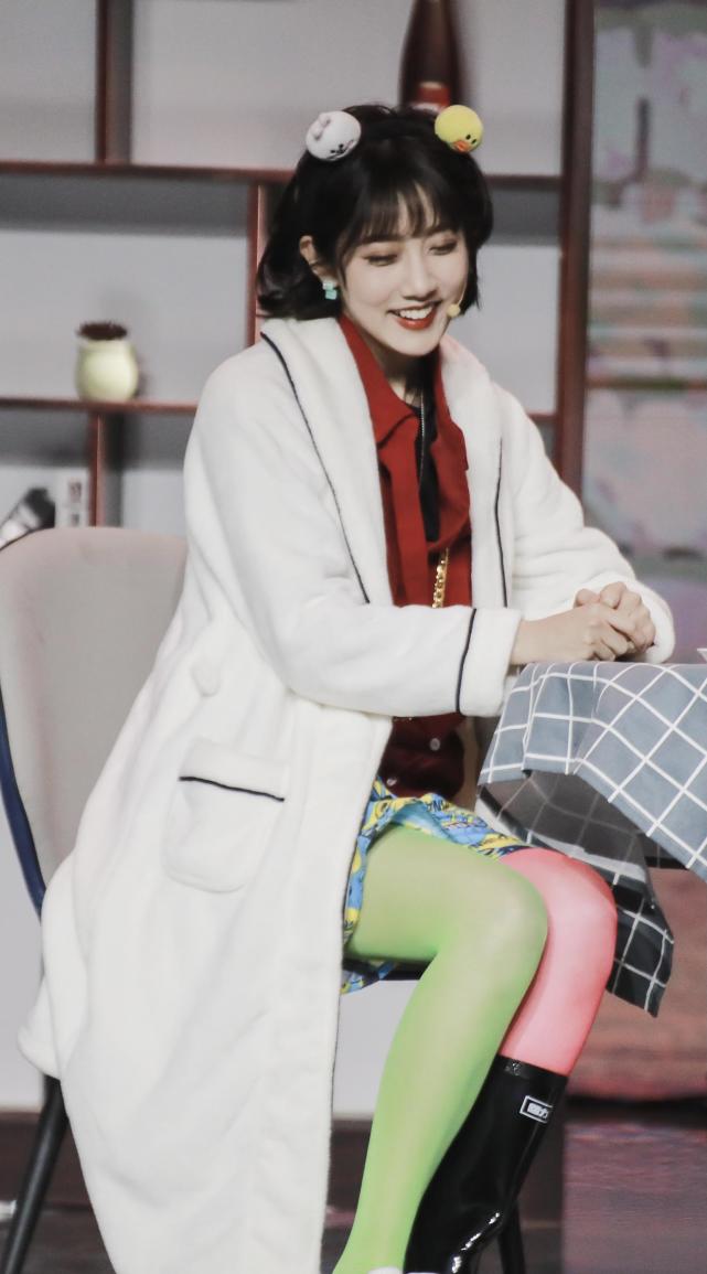 李艺彤成欢乐喜剧人亮点穿搭追求个性ab款喜剧天赋过人