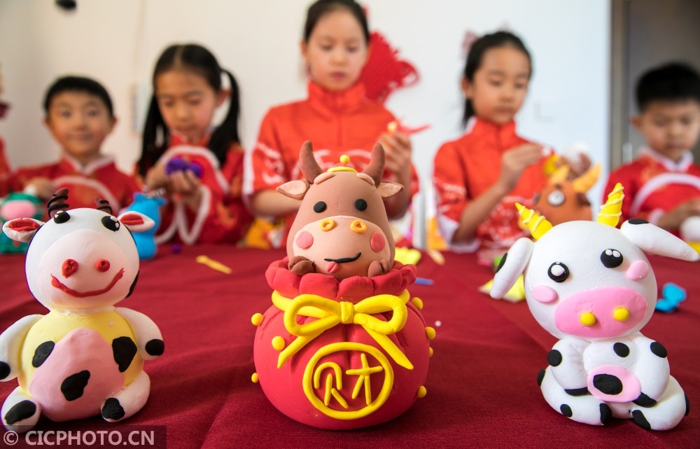 2021年2月8日,小朋友在内蒙古呼和浩特市玉泉区青少年宫捏制"萌牛"