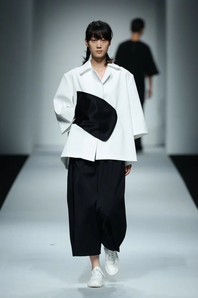 "不破不立"的解构主义风格,让服装拥有艺术气质