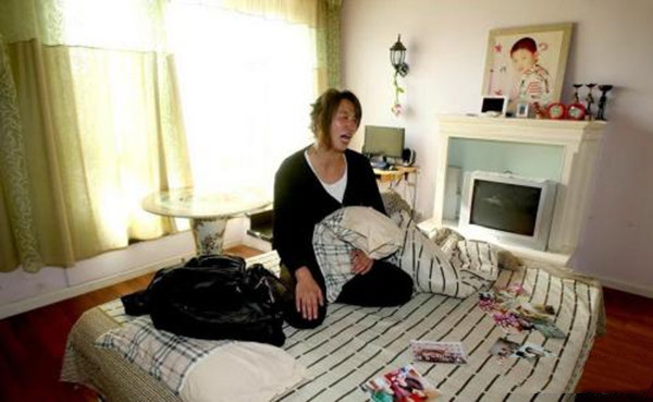 很快,郝志鹏的父亲郝升山与其母亲杜夏娟便开着奔驰车赶到了球场,还