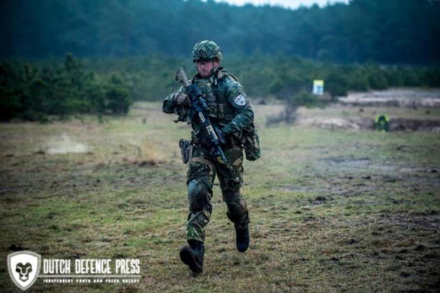 荷兰军队战术演习，HK416步枪不香了？为何换成AR系步枪？|迪玛|hk416 