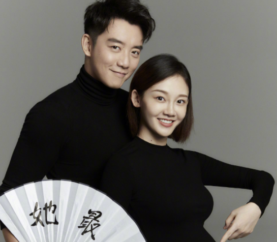 有种"新意"叫郑恺结婚照,其他人都是板板正正坐着,唯独他有想法