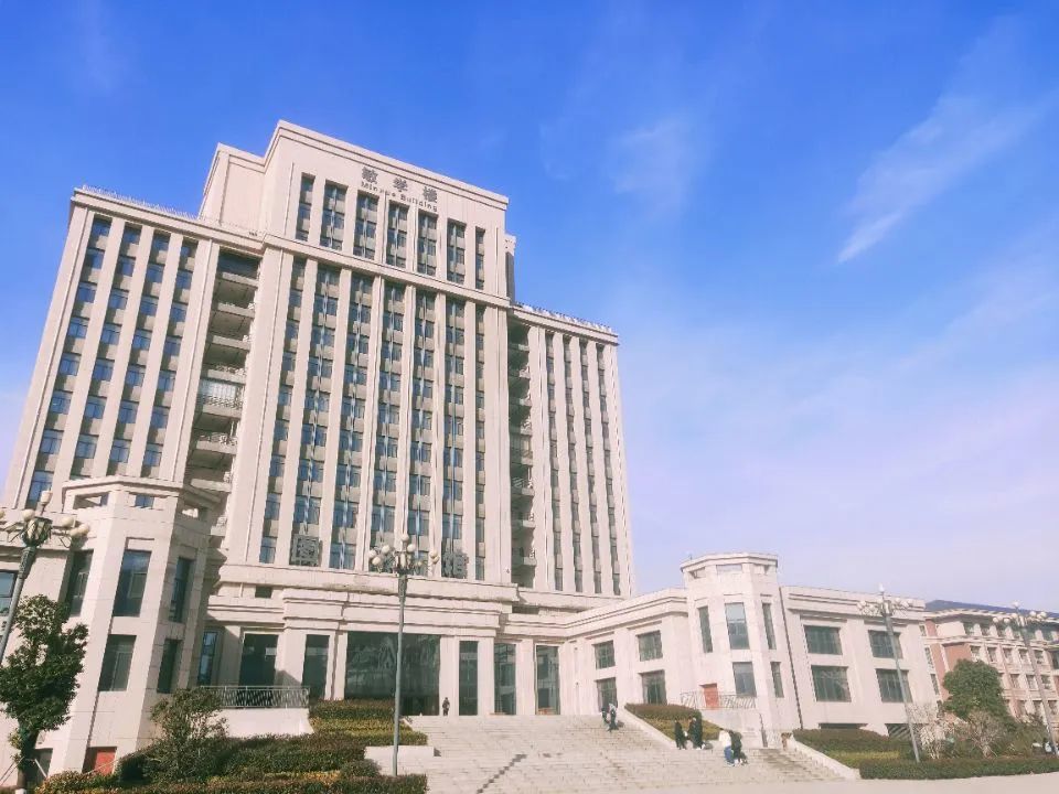 我跟你讲我们学校的图书馆是妥妥的地标建筑