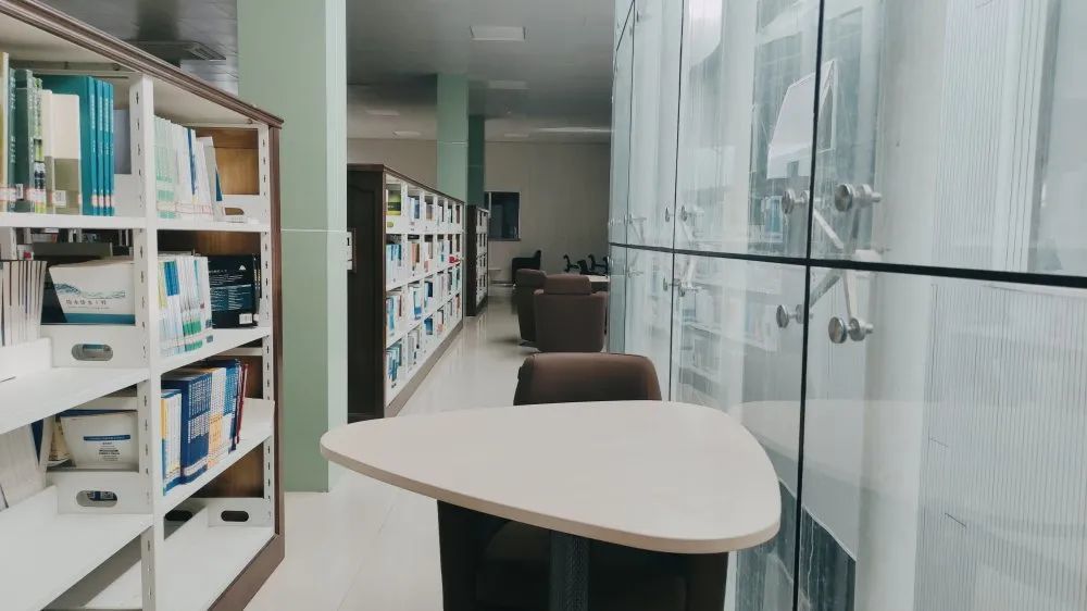 郑州商学院窗,是阳光和微风探入的路径我们常常把眼睛比喻成心灵之窗