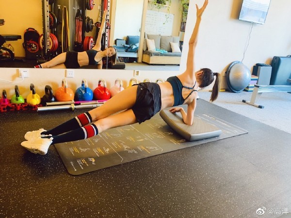 "妙玉"高洋一双小鸟腿太惹眼,大腿没有一丝赘肉,脚上靴子上万