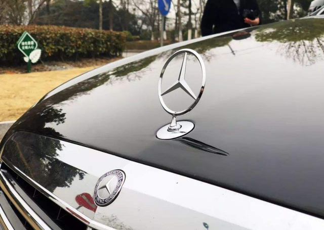 英文名字叫做mercedes benz,我們中國地區一般都稱梅賽德斯奔馳為奔馳