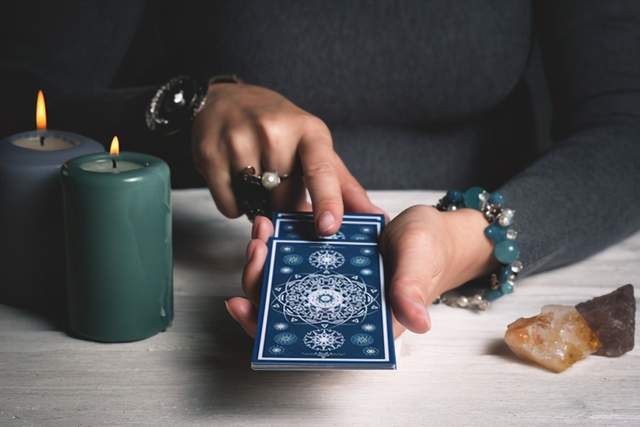 有些人会洗牌洗得很刻意,会将塔罗牌全散铺在枱面上,并合上眼好像洗