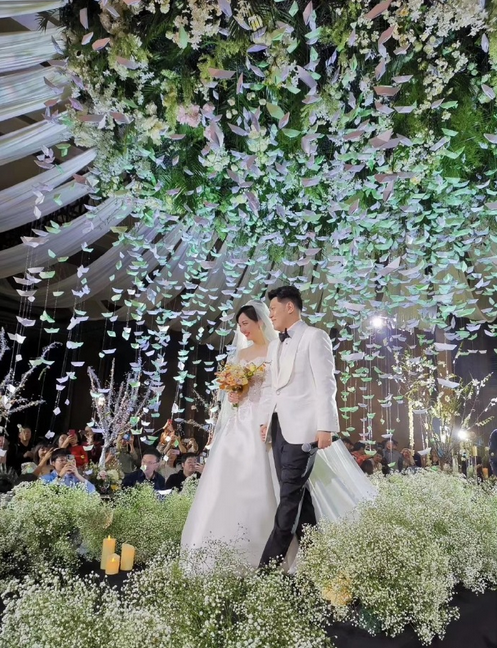 安徽台一姐现身婚宴唱歌捞金,被曝出场费3万,嫁总裁