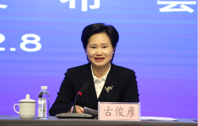 百色市人民政府副市长古俊彦主持发布会 张春梅/摄发