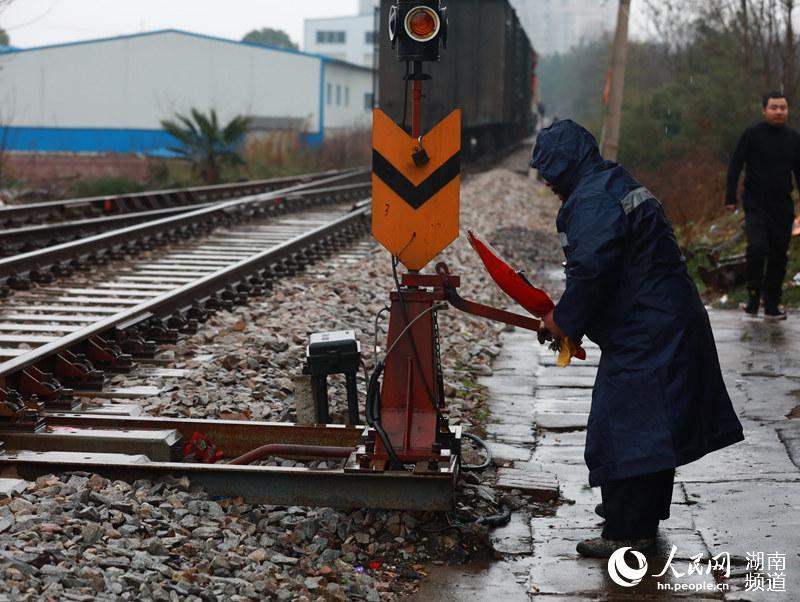 五平方米的坚守湖南邵阳扳道员37年保铁路春运平安