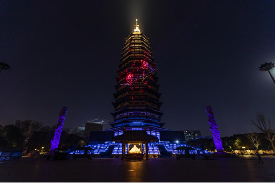 "光耀龙城"大型宝塔光影秀通过崭新的灯光与技术创新手段,将天宁宝塔