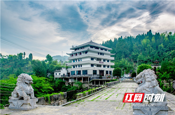 脱贫攻坚典型样板村新化油溪桥村小积分兑出美丽乡村新风貌