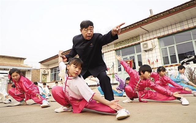 弹腿双腿踢出一片天