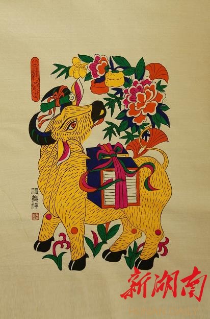 肖霄)近日,由隆回县农民画家刘建蓉设计的生肖年画《牛耕盛世》在滩头