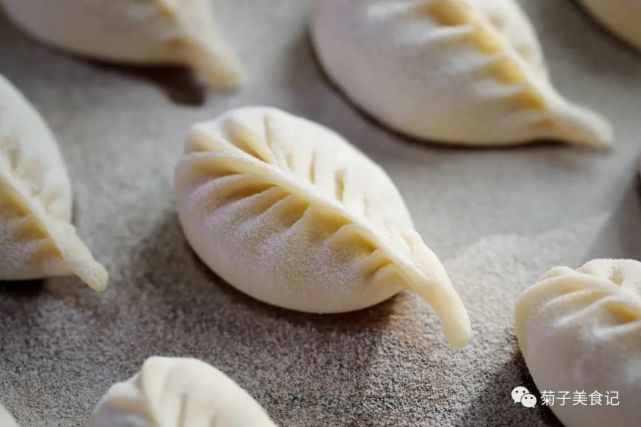 为了区分,我们今天制作了两种造型的饺子.