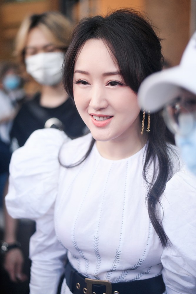 杨钰莹第一次上央视时,编导人员都被她深深迷住了
