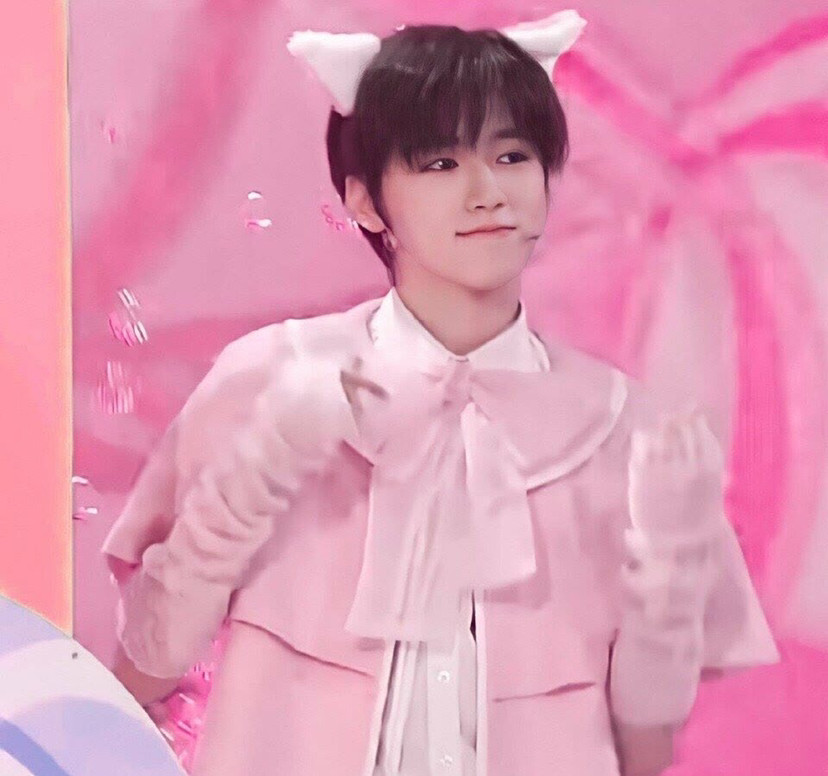 第2期宋亚轩粉红猫猫图片分享