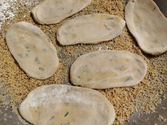 "草鞋底"因其形状像草鞋的底,所以人们干脆给它起