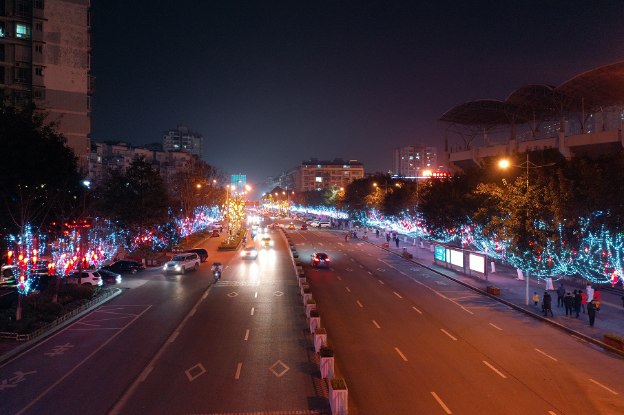 垫江简约灯饰添喜气低碳环保迎新春