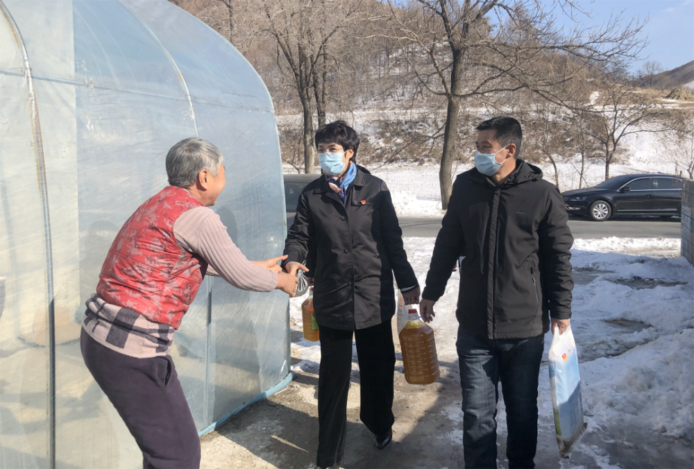 在新春佳節來臨之際,鳳城市檢察院黨組書記,檢察長姜秀娟前往劉家河鎮