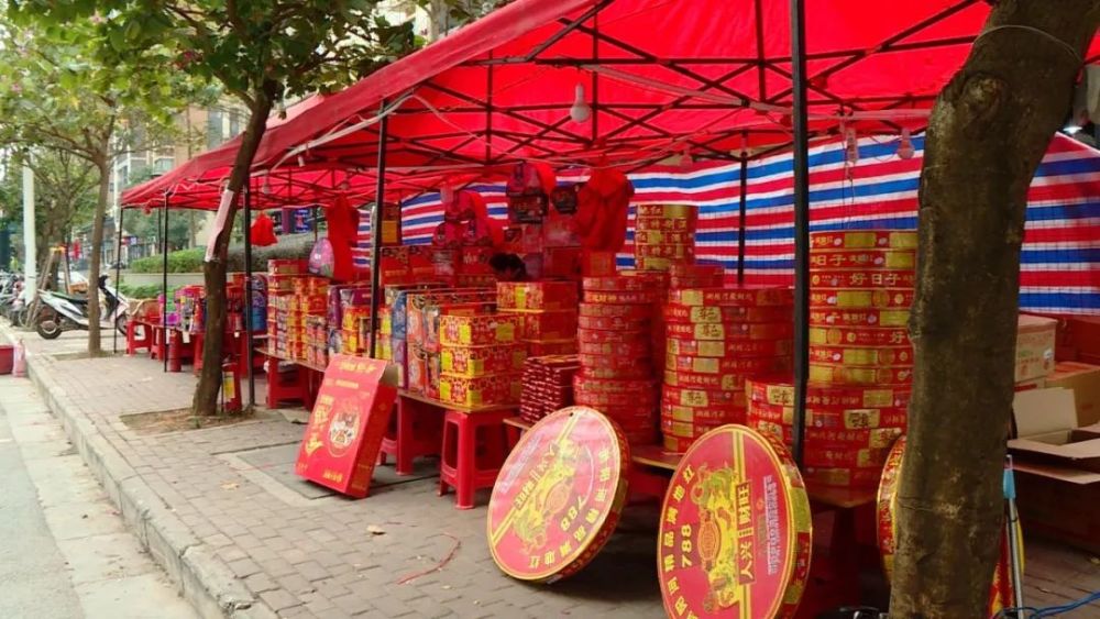 两男子违规燃放烟花被处罚南宁可燃放时间段是