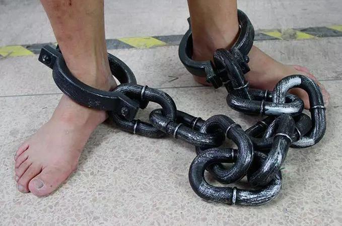 监狱那些戴着脚镣的女犯人,是怎么换裤子的?说出来你可能不信