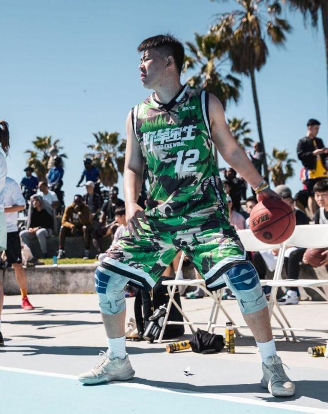 四处打街球比赛的1米9小伙,靠努力和自信,一步步走到如今的路人王48冠