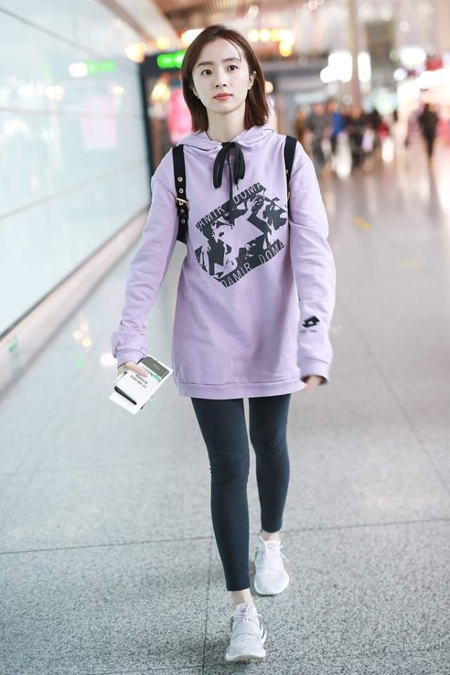 胡冰卿剪了刘海气质嫩不少穿身松垮保暖装打扮更像邻家小妹妹