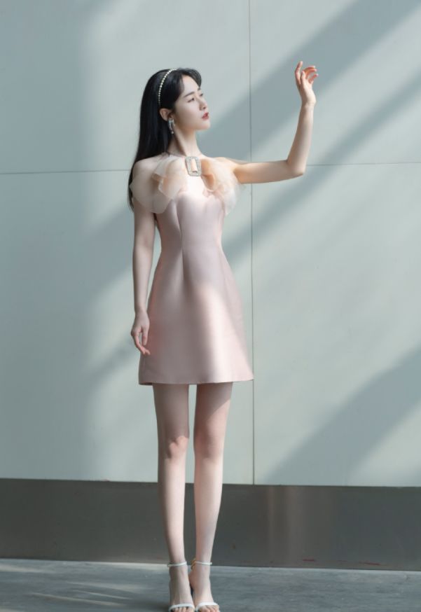 竹竿腿已经过时了,看看梁田的平行腿,这才是人间绝色