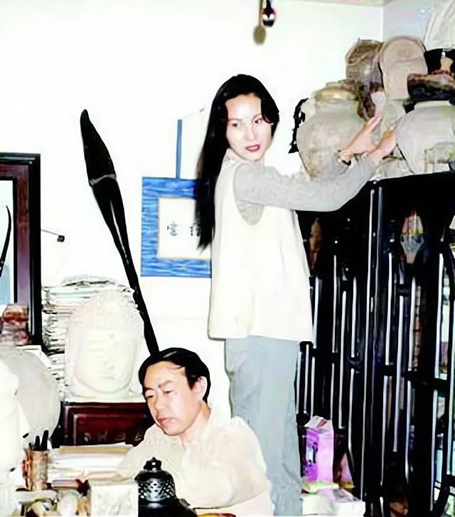 贾浅浅被骂火了,贾平凹不吭声:《废都》也是这样骂火的啊