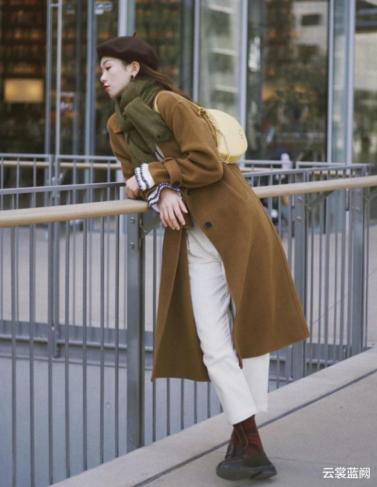 现在的女士真会穿,棕色大衣搭配九分裤,恰如一株蔷薇沐浴风中_腾讯