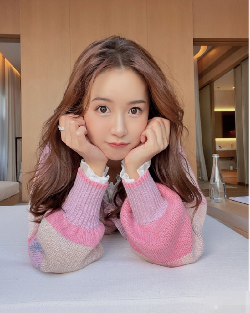 陈赫妻子张子萱在沙发上凹造型美似少女意外曝光豪宅一角