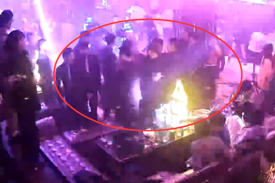 德清两男子hot酒吧打架换来里面过年!
