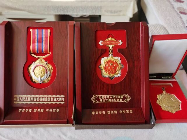 派出所民警瞻仰李生枝同志的荣誉勋章在看到李老先生在抗美援朝战场上