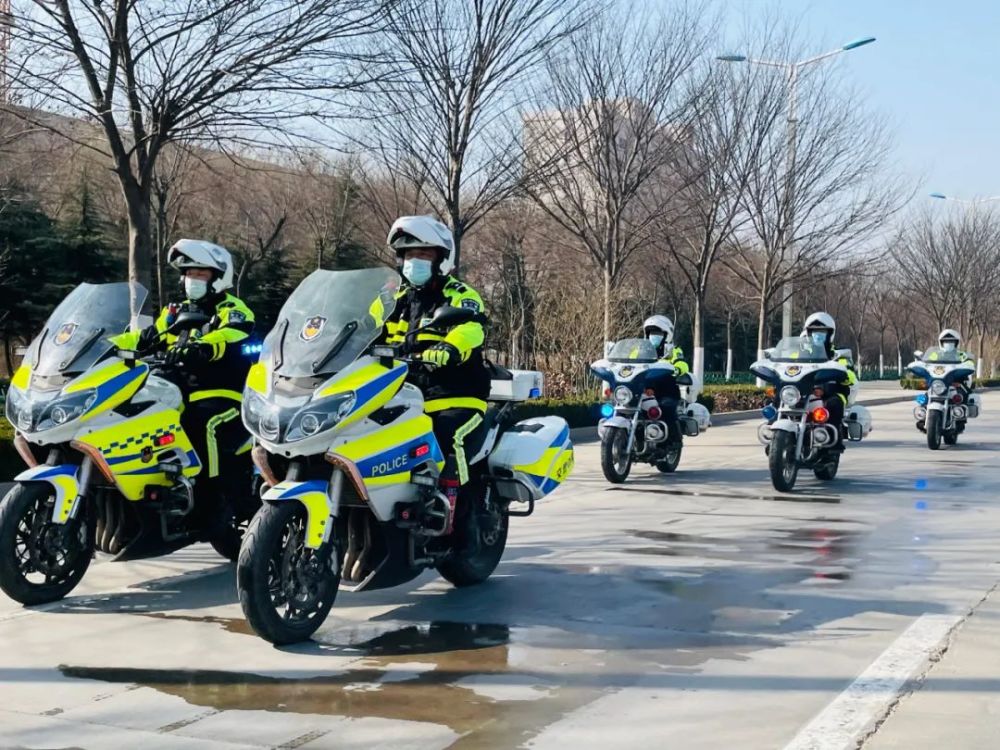 守护城市中轴线阳谷交警铁骑队春节霸气出征