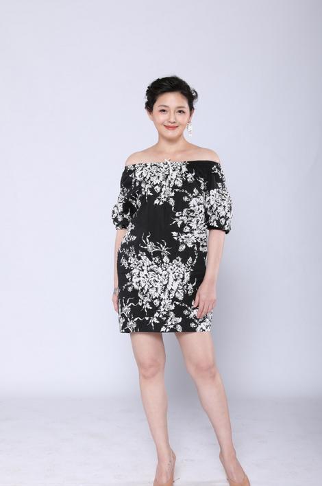 大s胖了仙气全无穿露肩印花裙似大码模特脸颊饱满真富态