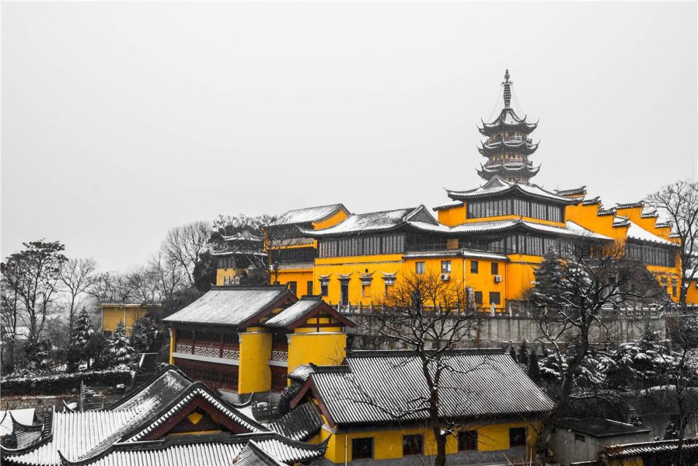 的佛教中心,如今它也主要有大雄宝殿,景阳楼和其它许多建筑物分布其中