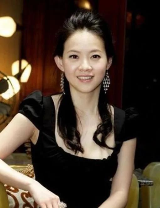 曾志伟47岁的女儿曾宝仪:曾插足小s恋情,恋爱15年不结婚