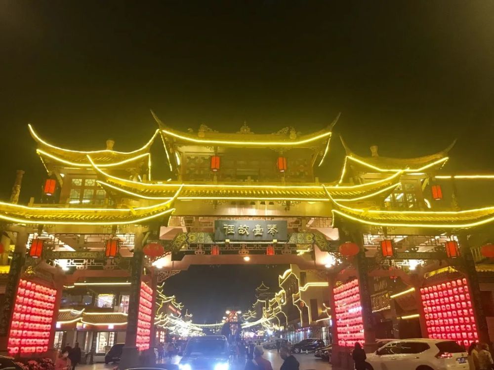 琴台故径古牌坊 白天赏花,夜晚赏灯,美不胜收.